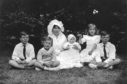 Kronprinsessan Margareta sitter i gräset med barnen prins Sigvard, prins Bertil, prins Carl Johan, prinsessan Ingrid och prins Gustaf Adolf