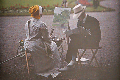 Kronprinsessan Margareta målar bredvid sitter Gustaf Adolf